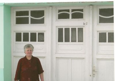 Růžena utanför huset där familjen bor.